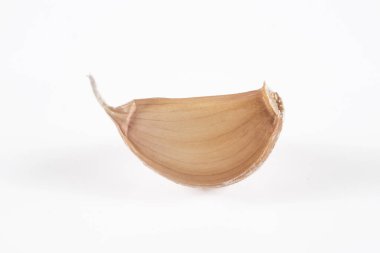 Beyaz arkaplanda sarımsak izole edilmiş.