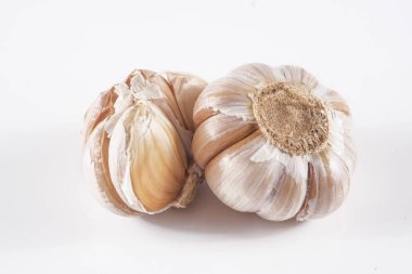Beyaz arkaplanda sarımsak izole edilmiş.