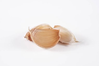 Beyaz arkaplanda sarımsak izole edilmiş.
