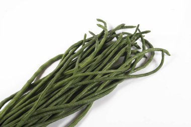 Beyaz arka planda uzun süre izole fasulye.