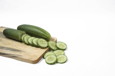 Taze yeşil salatalık yakın plan beyaz arka planda izole edilir..