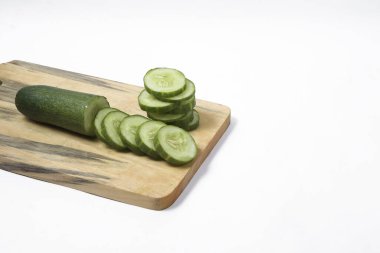 Taze yeşil salatalık yakın plan beyaz arka planda izole edilir..