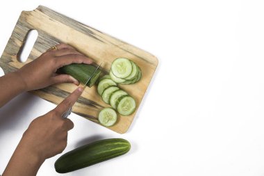 Taze yeşil salatalık yakın plan beyaz arka planda izole edilir..