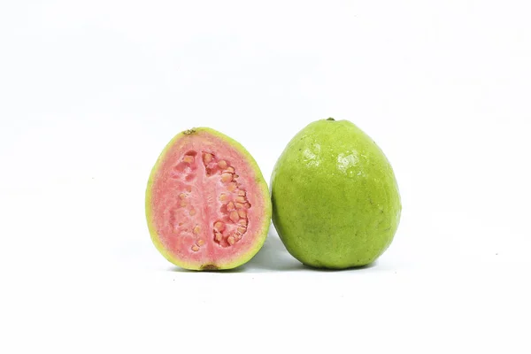 Beyaz arka plan üzerinde izole yaprakları ile guava meyve