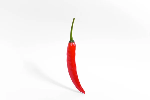 Närbild Ovanifrån Röd Chili Peppar Med Skivad Vit Bakgrund Raw — Stockfoto