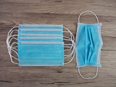 Corona virüsünü tahta arka plan tıbbi konseptinde korumak için Sugical Maskeler.