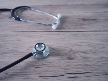 Tahta arka planda tıbbi konsept üzerine Sugical Maskeler ve steteskop.