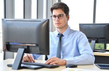 Mavi gömlekli işadamları pazarda son çeyrekteki satışlardan daha fazla satış yapmayı planlıyor ve analiz ediyorlar..