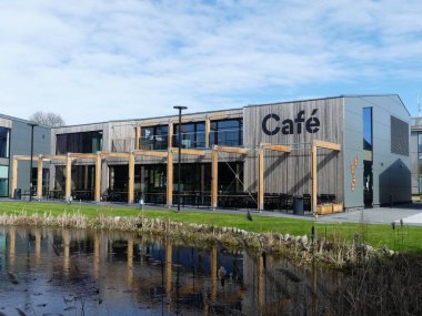 Watford 'daki Croxley Park' taki The Hive adlı bir iş parkı çalışanının rahatlık merkezinin Cafe kısmı.