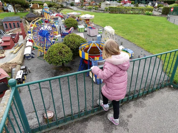 ベコンスコット モデル村と鉄道を訪れる若い子供 — ストック写真