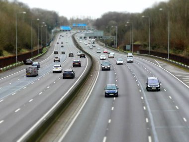 Hertfordshire, İngiltere 'deki 17. kavşak ile 18. kavşak arasındaki M25 Londra Yörünge Otoyolu' ndaki trafiğin eğik kayma fotoğrafı.