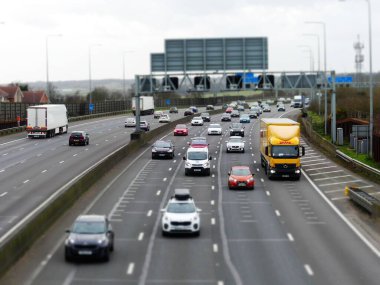 Hertfordshire, İngiltere 'deki 17. kavşak ile 18. kavşak arasındaki M25 Londra Yörünge Otoyolu' ndaki trafiğin eğik kayma fotoğrafı.