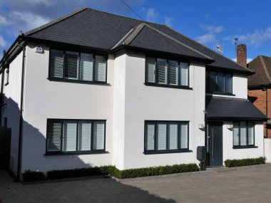 Blackets Wood Drive, Chorleywood, Hertfordshire, İngiltere 'de modernize edilmiş müstakil mülk.