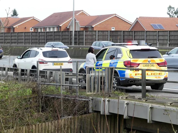 Žena Hovořící Policií Tvrdém Rameni Londýnské Dálnice M25 — Stock fotografie