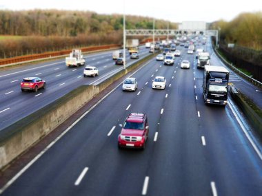 Hertfordshire, İngiltere 'deki 18. Kavşak ile 19. Kavşak arasındaki M25 Londra Yörünge Otoyolu' ndaki trafiğin eğik kayma fotoğrafı.