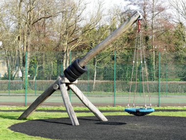 Cantilever sepeti çocuk parkında sallanıyor