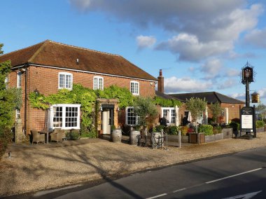 Bedford Arms Oteli, Latimer Yolu, Chenies. Chenies köyünde lüks bir otel, bar ve restoran..