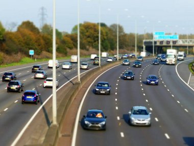 Hertfordshire, İngiltere 'deki 18. Kavşak ile 19. Kavşak arasındaki M25 Londra Yörünge Otoyolu' ndaki trafiğin eğik kayma fotoğrafı.
