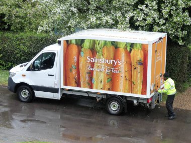 Coronavirus (COVID-19) salgını sırasında yiyecek tedarik eden Sainsbury 'nin minibüsü