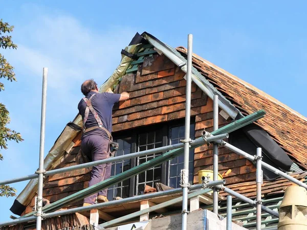 Werkman Van Middelbare Leeftijd Die Steigers Staat Dakpannen Aan Een — Stockfoto