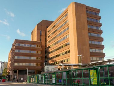 Watford Junction tren istasyonunun önünde. İstasyon Londra Euston 'dan Batı Yakası Ana Hattı' na ve St. Albans 'a giden Abbey Hattı' na bağlıdır..