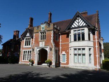 Chorleywood Evi, 1822 'de inşa edilmiş bir Regency konağı. Bedford Dükü 'nün akrabası Leydi Ela Russell' ın eski evi..