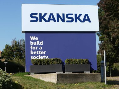 Çok uluslu inşaat ve geliştirme şirketi Skanska 'nın İngiltere' deki merkez ofisinin önünde imzala. Daha iyi bir toplum için inşa ediyoruz..