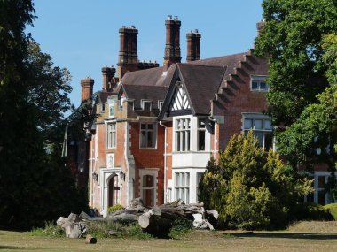 Chorleywood Evi, 1822 'de inşa edilmiş bir Regency konağı. Bedford Dükü 'nün akrabası Leydi Ela Russell' ın eski evi..