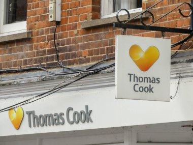 Thomas Cook seyahat acenteleri, şirketin tasfiye edildiği gün imza veriyor.