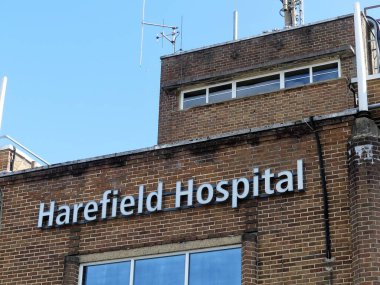 Harefield Hastanesi ana giriş tabelası. Harefield Hastanesi Royal Brompton ve Harefield NHS Vakfı 'nın bir parçasıdır..