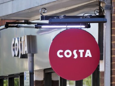 Costa Coffee markası ve tabela Chorleywood, Hertfordshire 'da. Costa Coffee, çok uluslu bir İngiliz kahve evi..