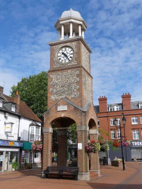 Pazar Meydanı 'ndaki saat kulesi Cheshams 18. Yüzyıl Belediye Binası' nda 1965 'te yıkıldı..