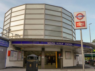 Güney Ruislip Metro İstasyonu, İstasyon Yaklaşım, Ruislip, Middlesex, Londra, İngiltere