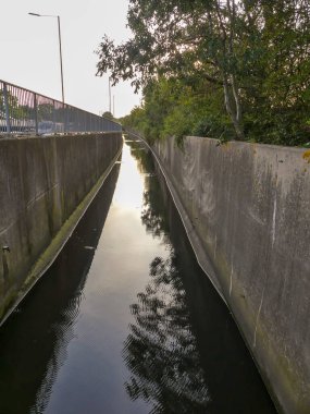 Yeading Brook, Batı Londra 'daki A40 Batı Caddesi' nin yanında, Crane Nehri 'nin bir kolu.