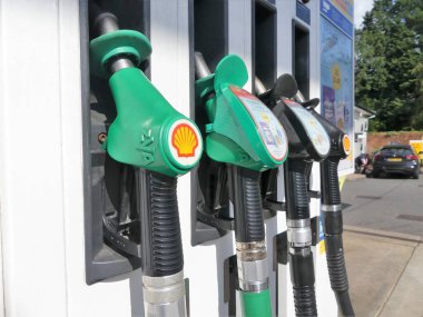 Benzin ve dizel pompa başlıkları Shell dolum istasyonunda