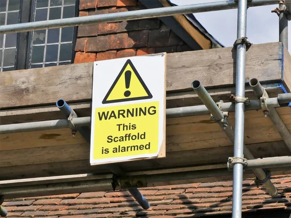 警告这个脚手架是警告信号在建筑工地 — 图库照片