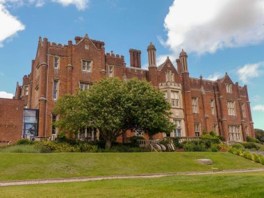 Latimer Malikanesi Tudor tarzı bir malikane. Daha önce Buckinghamshire, İngiltere 'deki Milli Savunma Koleji' nin eviydi.