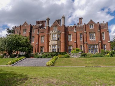 Latimer Malikanesi Tudor tarzı bir malikane. Daha önce Buckinghamshire, İngiltere 'deki Milli Savunma Koleji' nin eviydi.