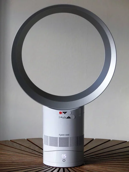 Dyson Cool AM06 beyaz masa vantilatörü yuvarlak ahşap masaya yerleştirilmiş