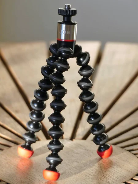 Joby Gorillapod磁力325 一种紧凑型 柔韧的三脚架 磁脚放在木制桌子上 — 图库照片