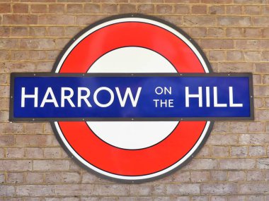 Harrow, Londra Tepe İstasyonu Metropolitan Demiryolu Tabelasında