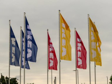 Bayrak IKEA perakende mağazasının önünde. İsveç merkezli çok uluslu grup mobilya, mutfak gereçleri ve ev ürünleri tasarımı ve satışı.