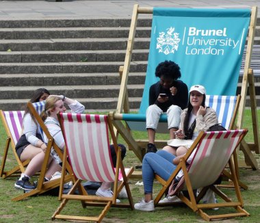 Brunel Üniversitesi Londra güverte sandalyesinde dinlenen öğrenciler