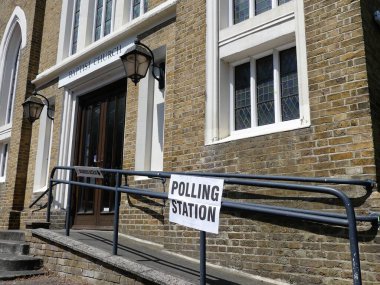 Rickmansworth, Hertfordshire, İngiltere 'deki Baptist kilisesinin önünde oy kullanma merkezi tabelası.