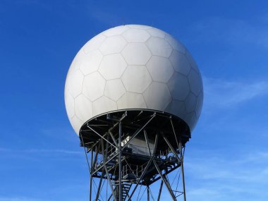 Long Lane, Bovingdon, Hertfordshire, İngiltere 'de Ulusal Hava Trafik Servisi (NATS) radar kubbesi