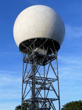Long Lane, Bovingdon, Hertfordshire, İngiltere 'de Ulusal Hava Trafik Servisi (NATS) radar kubbesi
