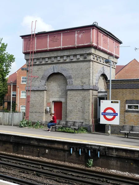 Rickmansworth İstasyonu 'ndaki su kulesi. Buharlı trenlerin bu hatta geçtiği günlerden. Tank üreticisinin adını taşıyor, William Jones..