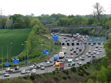 17. kavşak, Chorleywood, Hertfordshire, İngiltere yakınlarındaki M25 Londra Yörünge Otoyolu