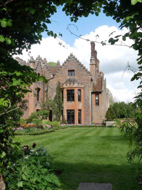 Chenies Malikanesi, İlkbaharda, Chenies, Buckinghamshire, İngiltere ve İngiltere 'de listelenen Tudor İlkokulu binası.