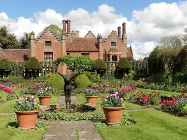 Chenies Malikanesi, İlkbaharda, Chenies, Buckinghamshire, İngiltere ve İngiltere 'de listelenen Tudor İlkokulu binası.
